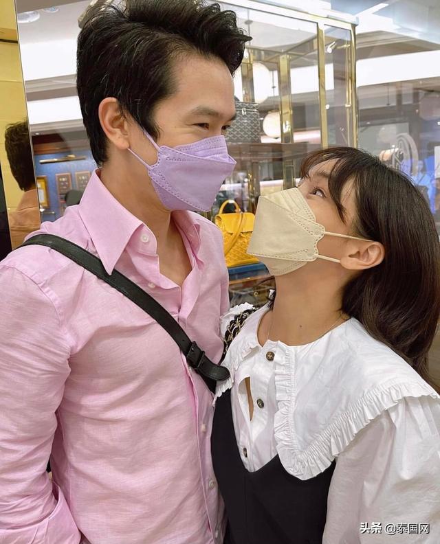 泰星Aom携家人、男友新加坡出游，甜蜜旅程引关注