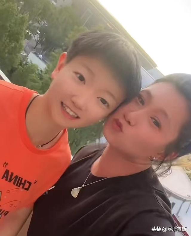 孙颖莎被姐姐贴脸亲吻，吓一跳害羞，邱贻可护她过马路，扶肩慢行