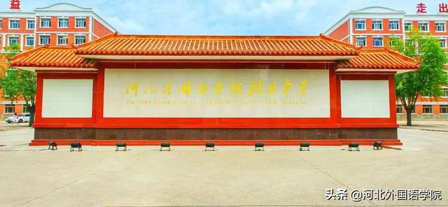 中考志愿填报进入倒计时，众多考生和家长相约选择河外附中