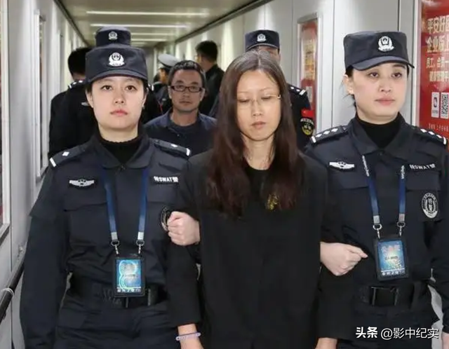 2014年贪官携巨款窜逃，和情人13天辗转6国，被捕时要求打完游戏