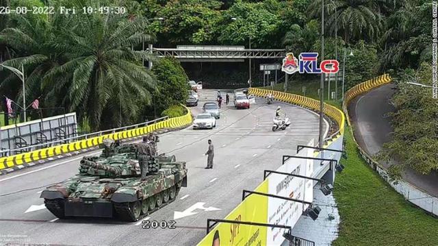 马来西亚军方两辆坦克接连抛锚造堵，本计划参加阅兵