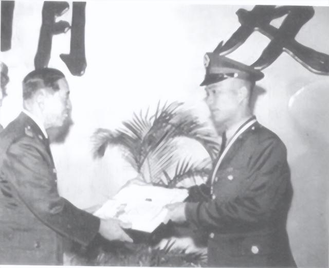 79年台湾连长连夜抱着两只篮球游到中国，后来怎样了？