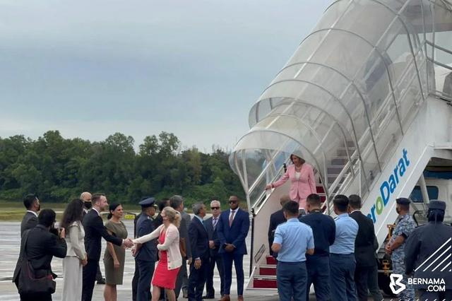 佩洛西抵达马来西亚