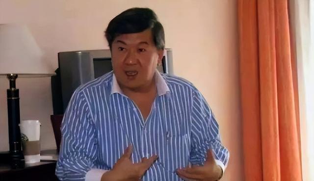 华裔男子，7年骗国人5000亿，逃泰国当7天和尚，如今被抓