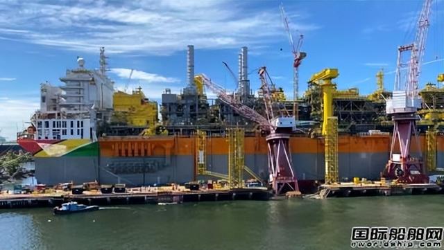 1死4伤其中1名中国工人！新加坡最大船厂起重机倒塌砸中在建船