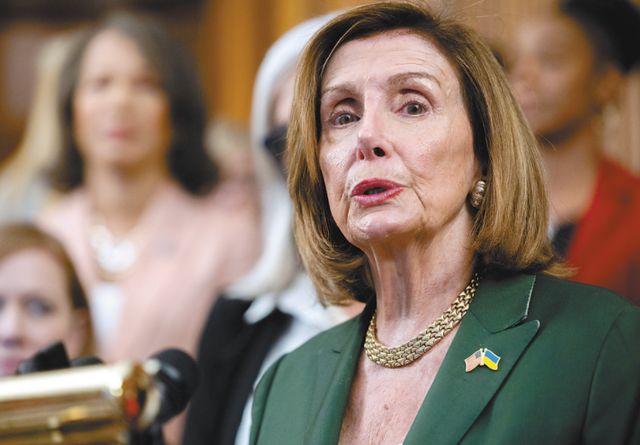 佩洛西专机起飞，山东舰、辽宁舰出动，外媒称下一站将是台湾海峡