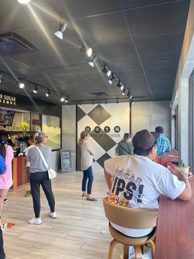 秋天第一杯奶茶喝了吗？中式奶茶成外国年轻人社交新模式