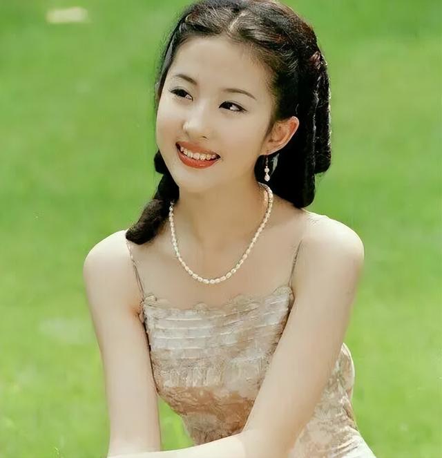 “天生富贵”的8位女星，个个珠圆玉润，个个一脸福气，真玄学