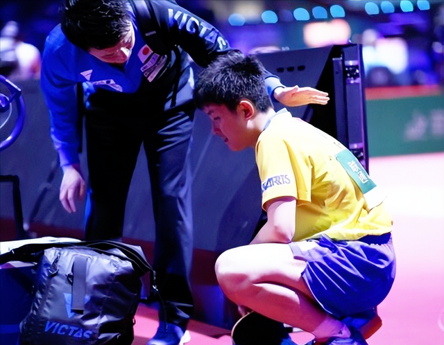 3-0打哭日本张本智和，18岁“眼镜侠”创奇迹，赛林威4-1强势晋级