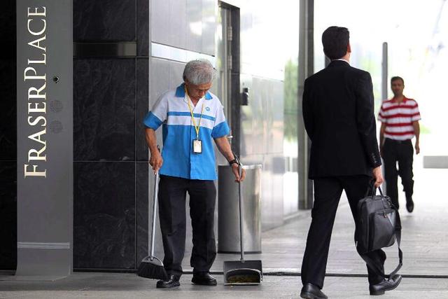 中国男子跑到新加坡酒店当保洁火啦！网友：吸引外国人来打工罢了