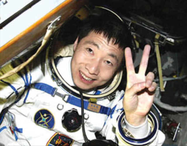 杨利伟在太空听到"敲门声"，13年后谜底才被揭开，多亏他当时冷静