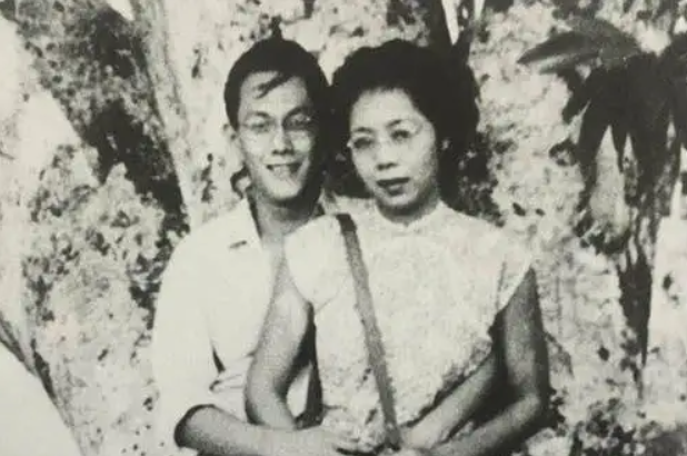 1946年偷偷结婚，相伴63年妻去世，葬礼上李光耀两次吻别感动世人