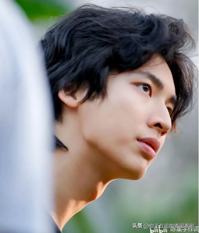 泰剧穿过180度经纬线的拥抱热播：泰国花美男Pond张锦琦走文艺风