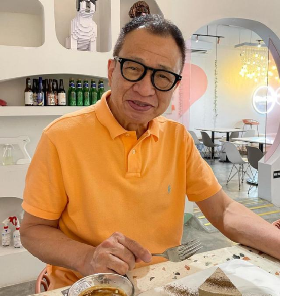 73岁许绍雄太开心！已拿新加坡绿卡，开饭馆住豪宅，自称专业人才