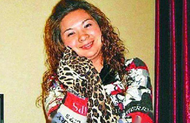 福建女子小学文化，却骗几十位富豪30亿，买千万游艇打60万美体针