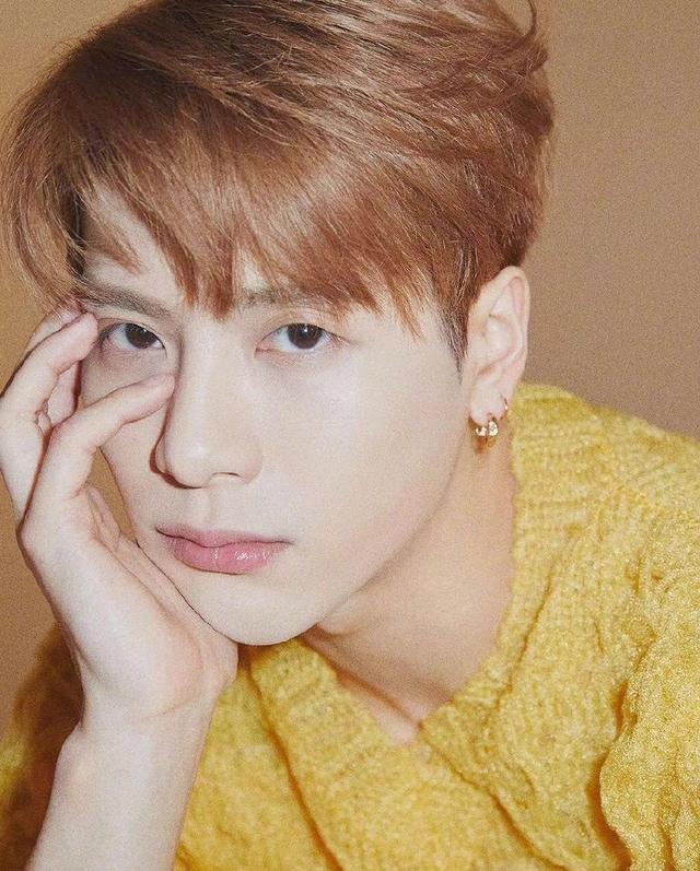 王嘉尔新加坡健身被偶遇 亲切与网友合照生图帅气依旧