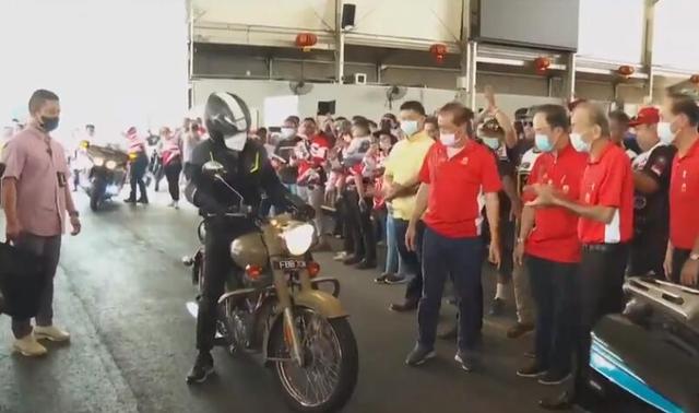 20年未骑摩托的新加坡副总理化身机车骑士，这是要干啥？