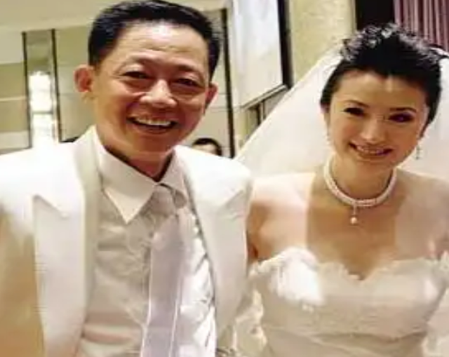 屈膝娶“富婆”的8位男星：3人婚后无子，1人结婚32年不敢喊老婆