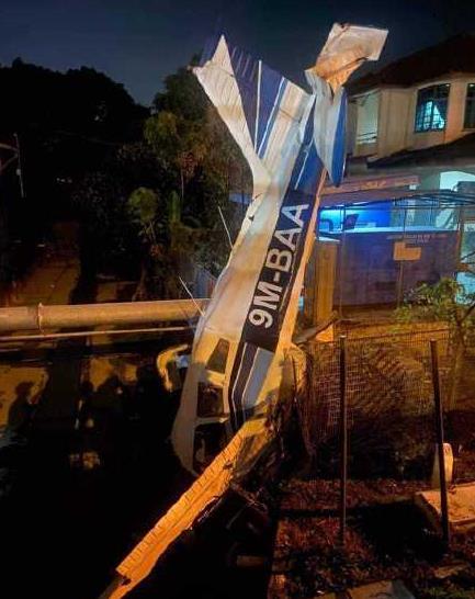 马来西亚一架轻型飞机坠落民宅，机头插地致1死1伤