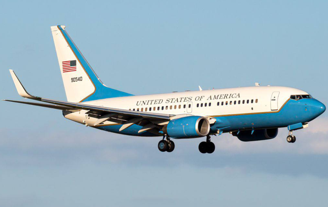 美航母驶离南海!解放军亮出战略大杀器，055驱逐舰和东风17高超弹