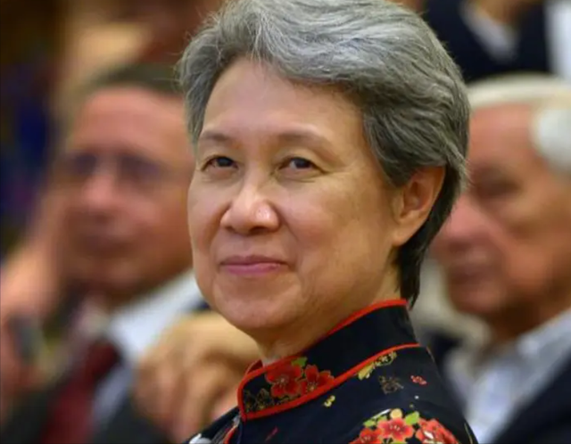 新加坡第一夫人何晶：铁腕挽救新加坡经济，嘲讽美国，很亲近中国