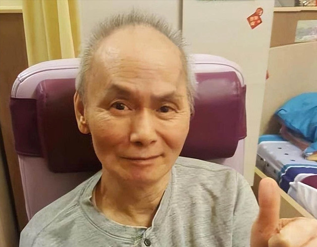 67岁刘家辉被曝回TVB参观，路遇熟人激动落泪，瘫痪后长居养老院
