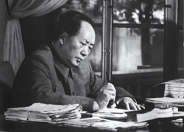 1975年 蒋介石邀请毛泽东访问台湾 主席听说后指示：让小平替我去