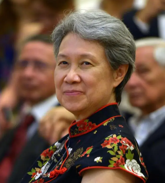新加坡第一夫人何晶：铁腕挽救新加坡经济，嘲讽美国，很亲近中国