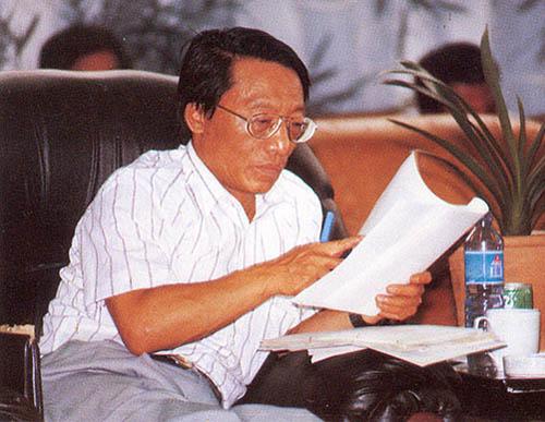 两个台湾人游泳回大陆，一个成为国企老总，一个成为经济学家