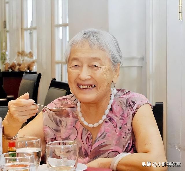 江苏小伙“爱”上79岁外国富婆，靠吃软饭骗2亿遗产，他现状如何