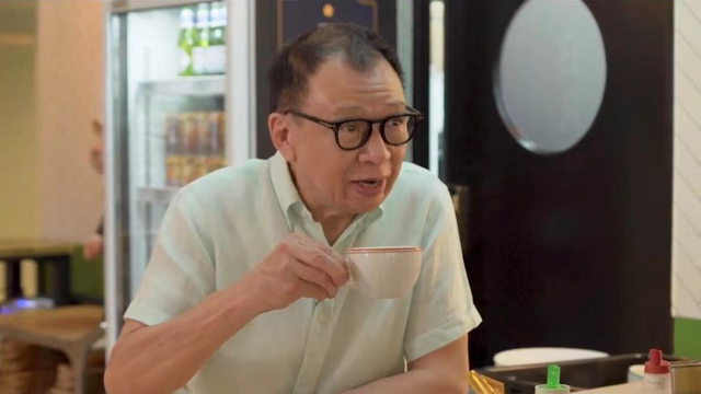 73岁许绍雄已拿新加坡绿卡！叹过程不易，和爱女国外住豪宅开饭馆