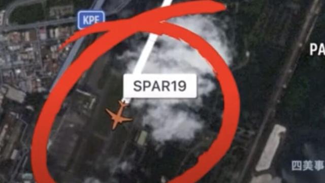 凌晨抵达新加坡 佩洛西专机降落空军基地