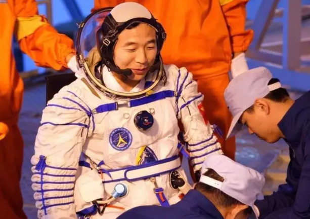 杨利伟在太空听见“敲门声”，13年后谜底揭晓，多亏他当时冷静