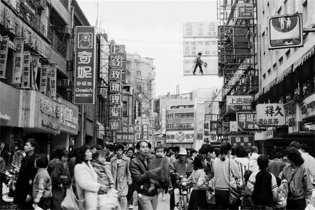 台湾黑帮大佬张安乐，扛着五星红旗，唱“大中国”宣传两岸统一