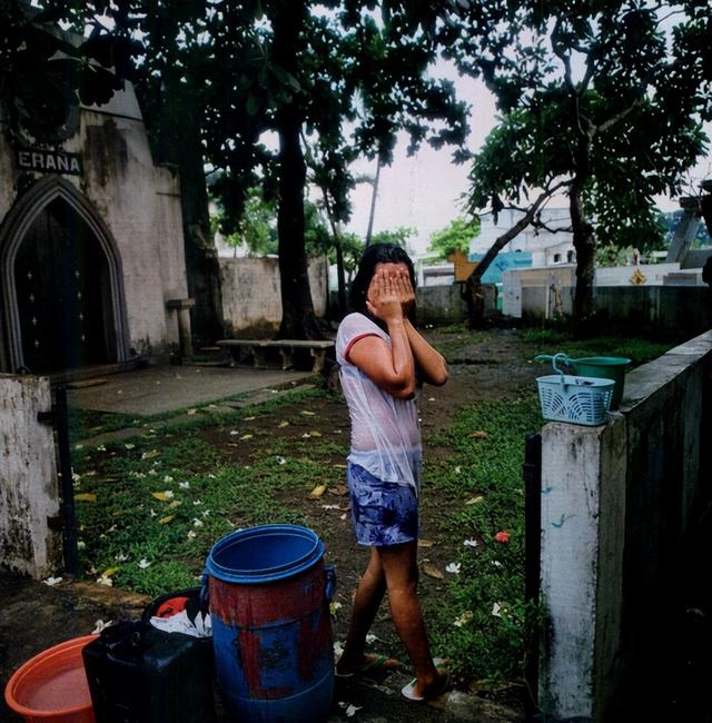 菲律宾活死人区：穷人住进公墓，扔死人骨头，躺棺材上看电视