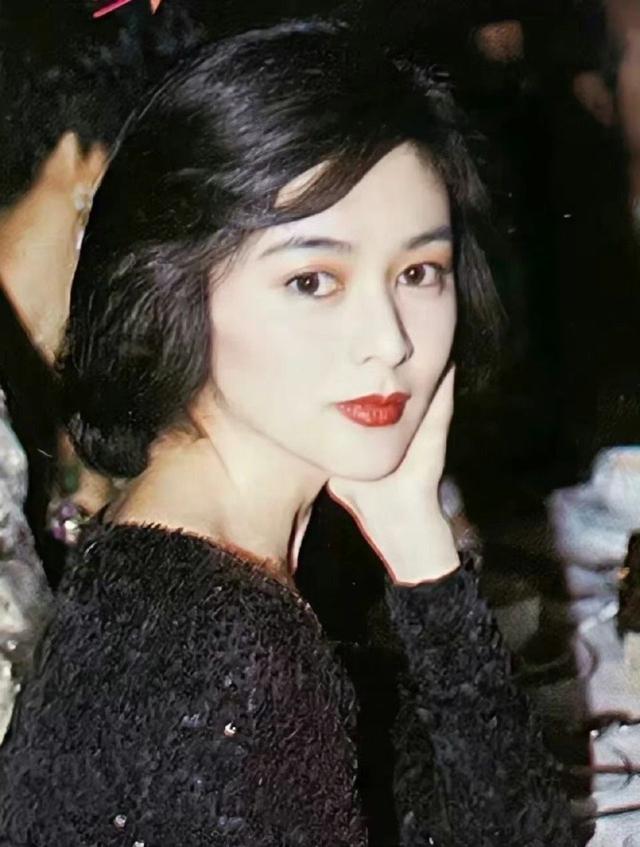 年轻时美貌不输李嘉欣，和“小青”因男人结梁子，香港有名女楼后