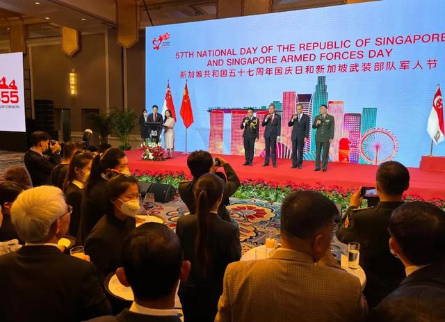 权顺基应邀出席新加坡驻华使馆国庆日和武装部队军人节招待会