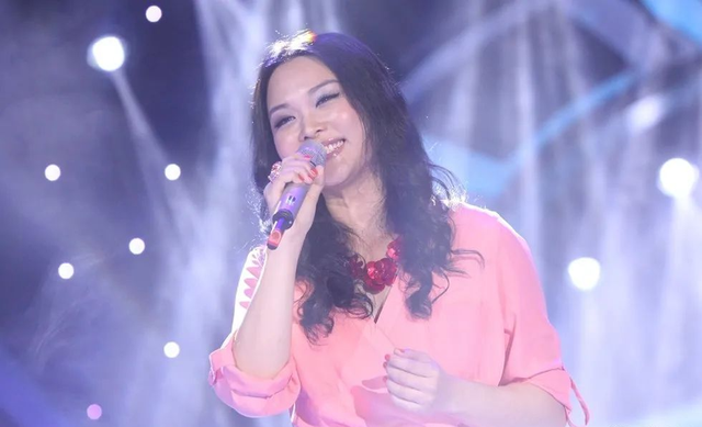 47岁天后变疯女：叫板王菲，火爆全国，却进精神病院，她怎么了？