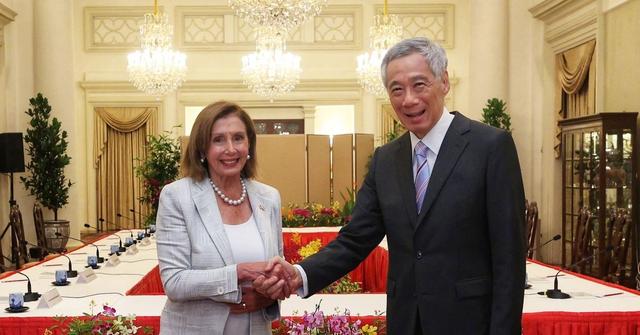 佩洛西抵达新加坡访问，在中方强烈警告下，不敢明说是否窜访台湾