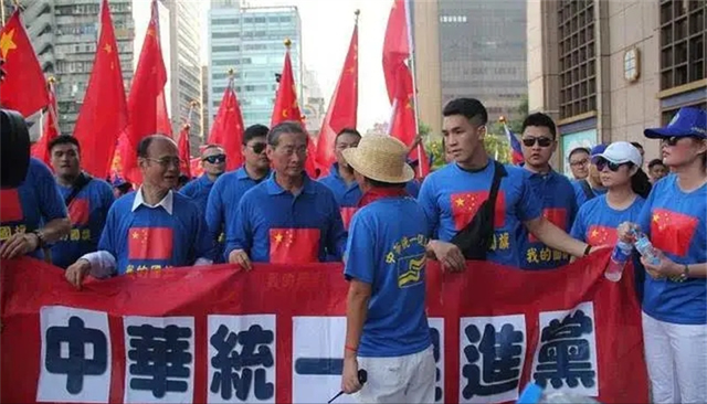 台湾黑帮大佬张安乐，扛着五星红旗，唱“大中国”宣传两岸统一