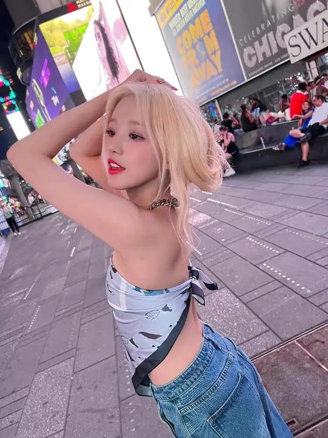 宋雨琦分享美国纽约街头照，网友：一头金发就是美国人了？