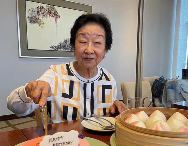 88岁方太近况曝光，精神奕奕与女儿庆生，年事已高眼睛眯成一条线