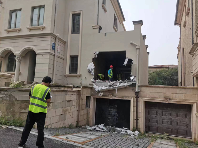 旅顺口对4栋别墅违建实施拆除