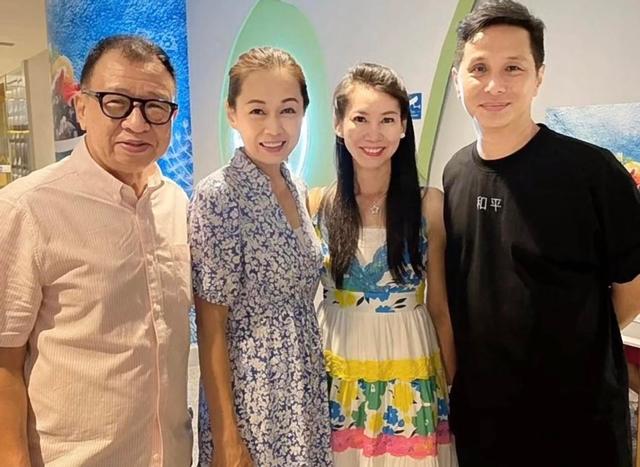 73岁许绍雄移居新加坡近况曝光，和美女贴身合照，笑容满面精神好