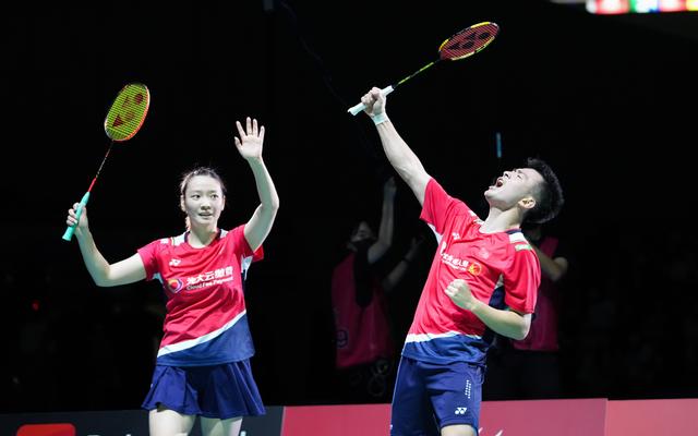 激情庆祝世锦赛第3冠，“雅思”35连胜后征程继续