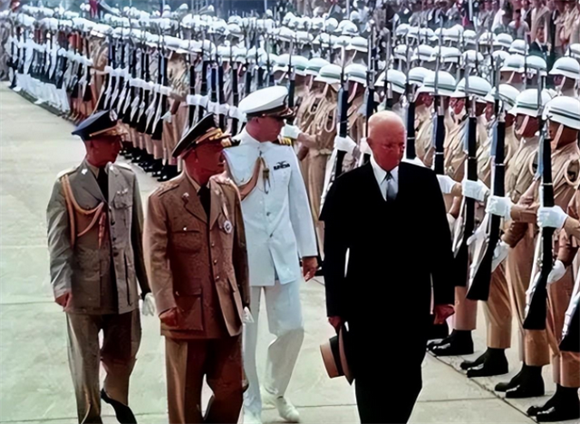 1960年，美国总统窜访台湾，毛主席下令：7万发炮弹来“迎送”