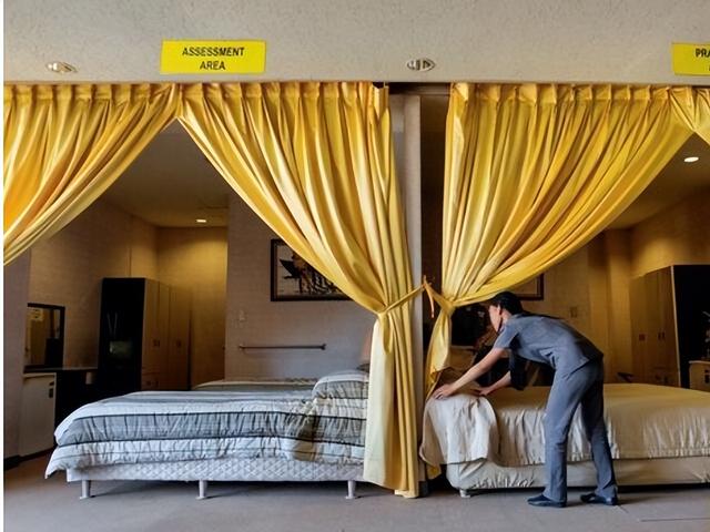 中国男子跑到新加坡酒店当保洁火啦！网友：吸引外国人来打工罢了