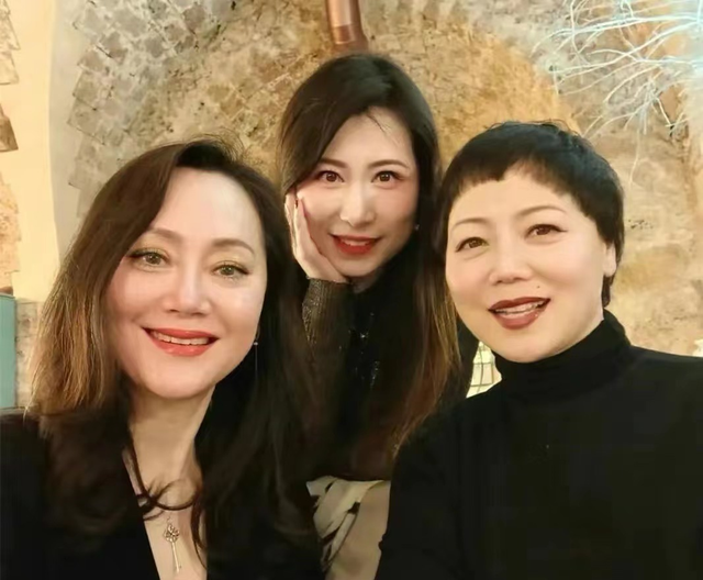 8位移居海外的明星现状：知名港姐租房当家教，田震晒豪车豪宅