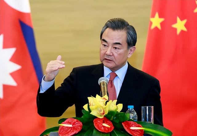 日本就佩洛西事件闯大祸，王毅离席不再会面，华春莹火力全开怒怼