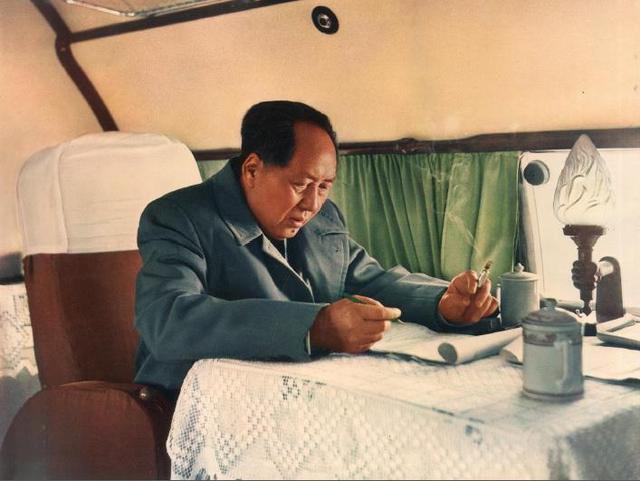 1960年，美国总统窜访台湾，毛主席一声令下，7万发炮弹将其吓跑